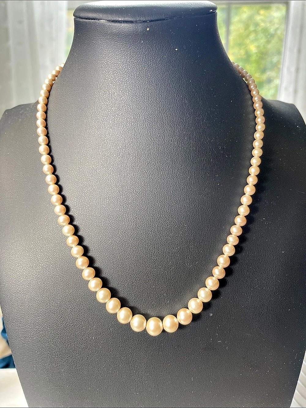 Graduated Glass Pearl Necklace in off White Like New